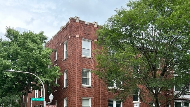 property at 1122 W Wellington Ave