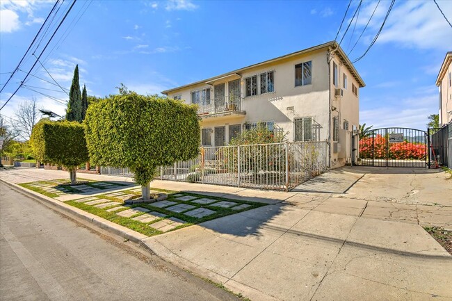 961 Manzanita St in Los Angeles, CA - Building Photo - Building Photo