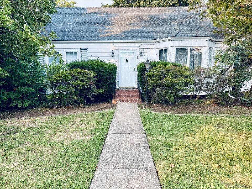 17 Henry Ave in Hicksville, NY - Building Photo
