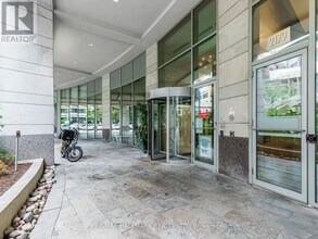 2181 Yonge St in Toronto, ON - Building Photo - Building Photo