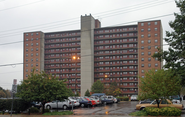 Stanley Rowe Towers in Cincinnati, OH - Building Photo - Building Photo