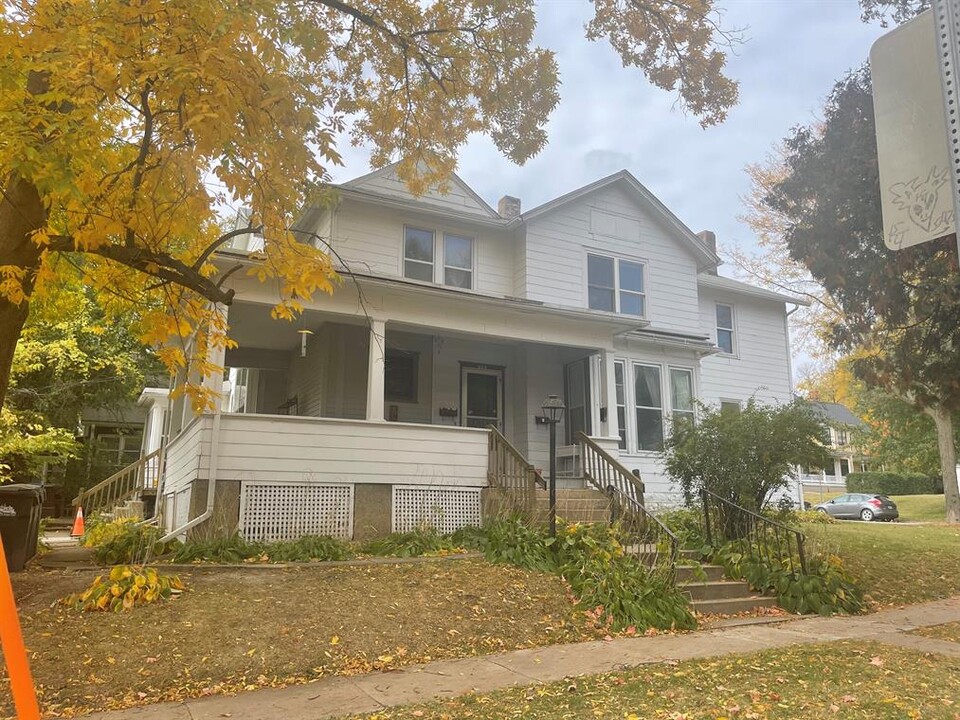 629 N Gilbert St-Unit -1 in Iowa City, IA - Building Photo