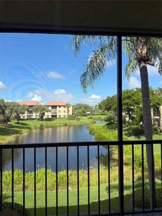 5147 Europa Dr in Boynton Beach, FL - Building Photo