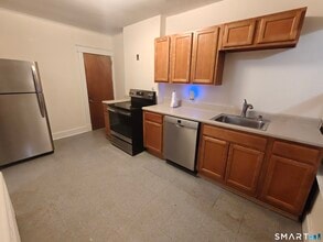 387 Plainville Ave in Farmington, CT - Building Photo - Building Photo