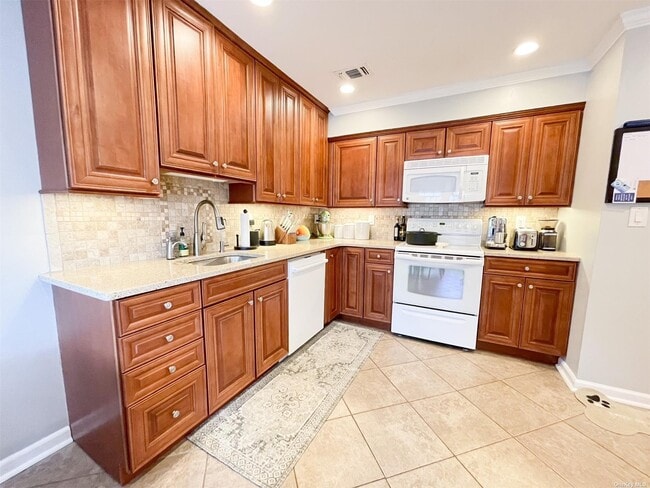 127 Whalers Cove Dr in Babylon, NY - Building Photo - Building Photo