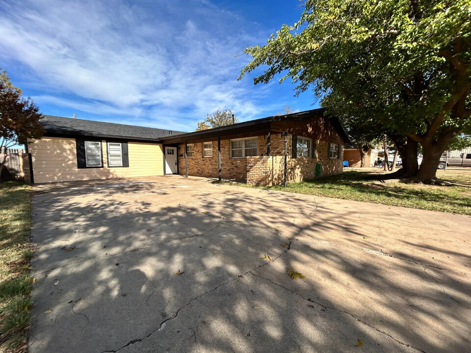 1908 52nd St in Lubbock, TX - Foto de edificio