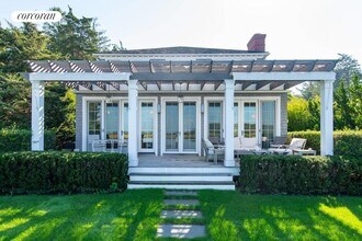13 Norton Pl in Southampton, NY - Building Photo - Building Photo