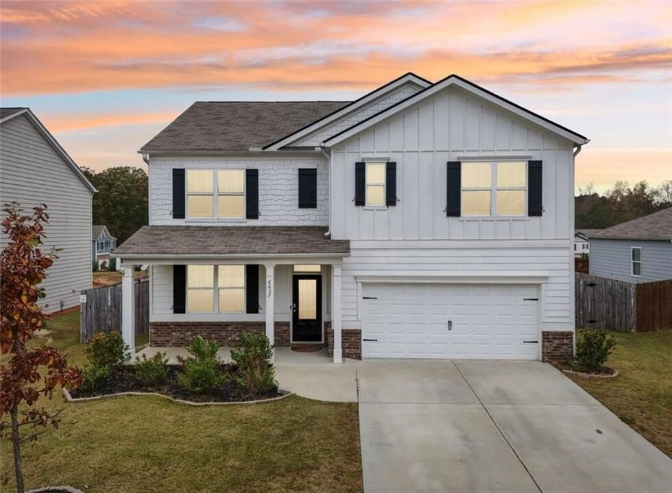 6637 Bluffview Dr in Douglasville, GA - Building Photo