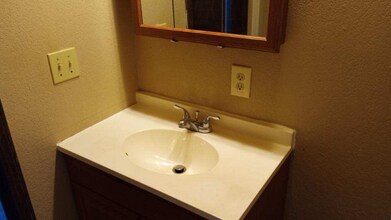 902 Cynthia St in Wilburton, OK - Building Photo - Building Photo