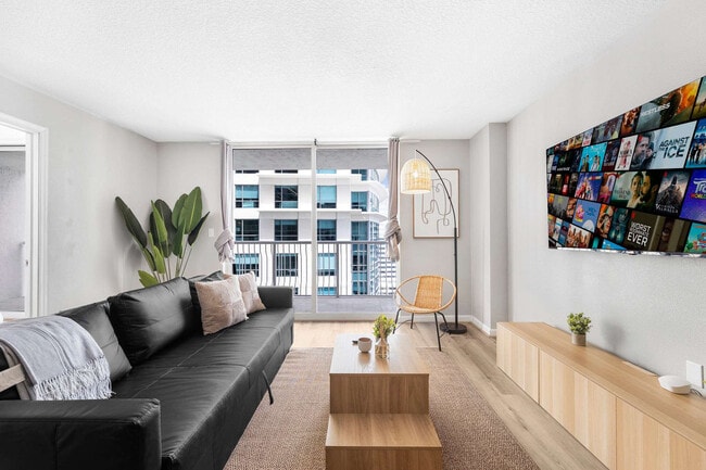 1200 Brickell Bay Dr in Miami, FL - Building Photo - Building Photo