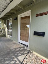 26707 Oak Crossing Rd in Santa Clarita, CA - Building Photo