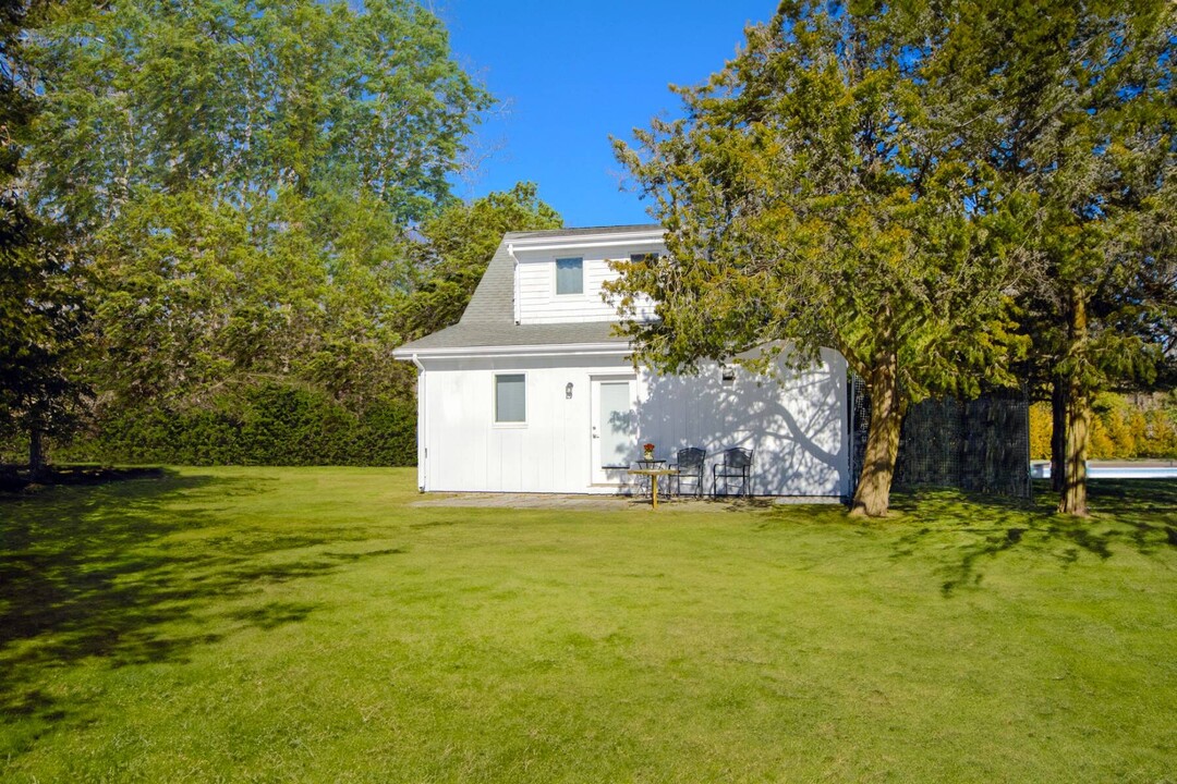 57 Tanners Neck Ln in Westhampton, NY - Building Photo