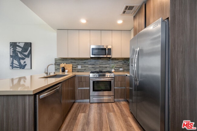 1070 S Bedford St in Los Angeles, CA - Building Photo - Building Photo