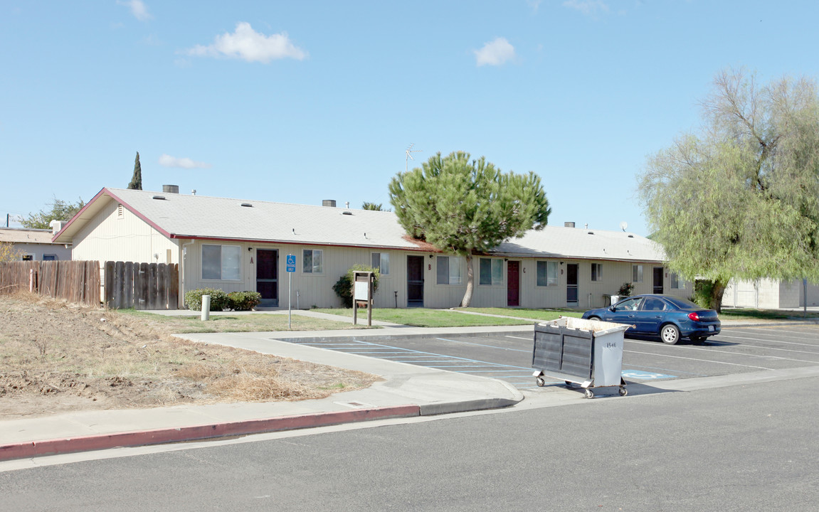 1546 Gilkey Ln in Hanford, CA - Building Photo