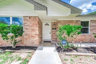 2105 Cedar St in Pearland, TX - Building Photo - Building Photo