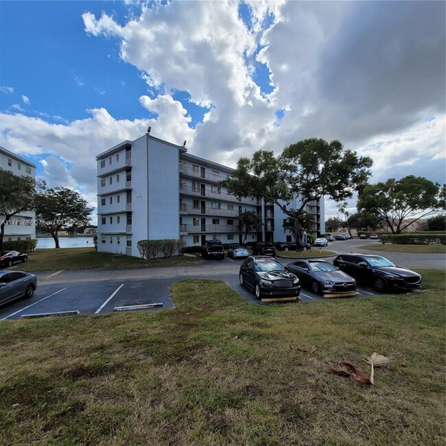 8720 N Sherman Cir in Miramar, FL - Building Photo - Building Photo