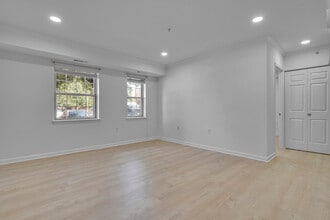 3609 38th St NW, Unit 208 in Washington, DC - Foto de edificio - Building Photo
