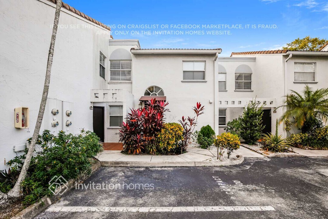 4978 NW 97th Pl in Doral, FL - Foto de edificio