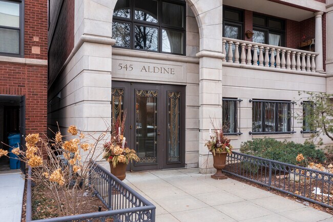 545 W Aldine Ave in Chicago, IL - Foto de edificio - Building Photo