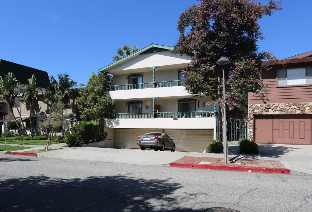 221 N Kenwood St in Glendale, CA - Foto de edificio