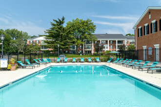 Versailles on the Lakes Oakbrook* in Oakbrook Terrace, IL - Building Photo - Building Photo