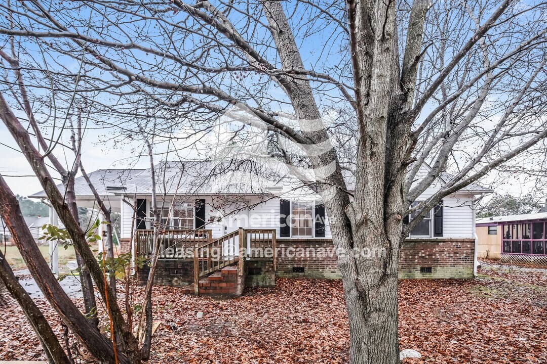 116 Barnes Dr in Erwin, NC - Foto de edificio