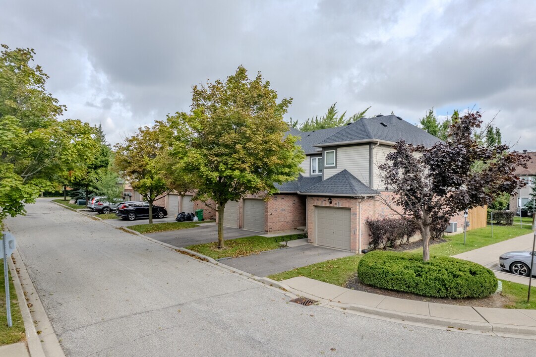 542 Steddick Crt in Mississauga, ON - Building Photo
