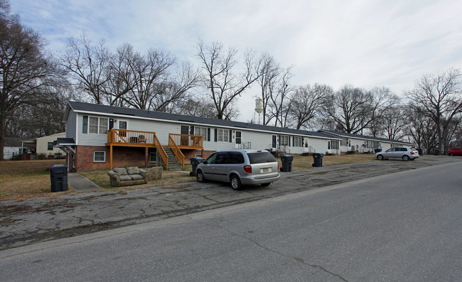 Duke Wellman Apartments in Dallas, NC - Building Photo - Building Photo