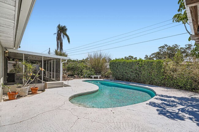 4608 S Shamrock Rd in Tampa, FL - Building Photo - Building Photo
