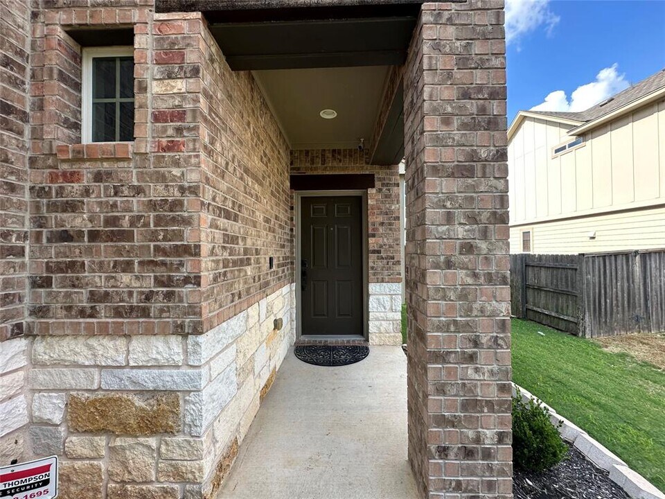 8020 Annalise Dr in Austin, TX - Building Photo
