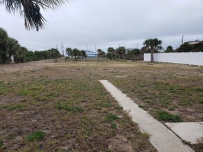 2360 Ocean Shore Blvd in Ormond Beach, FL - Foto de edificio - Building Photo