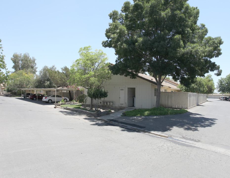 Lacey West in Hanford, CA - Foto de edificio