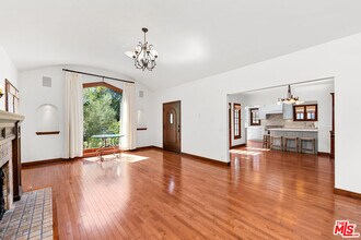 1039 Hi Point St in Los Angeles, CA - Building Photo - Building Photo