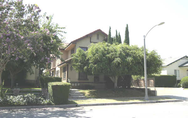 123 N Marguerita Ave in Alhambra, CA - Foto de edificio