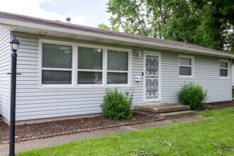 1222 Thomas Dr in Champaign, IL - Building Photo - Building Photo
