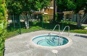 San Miguel Apartments in Huntington Beach, CA - Foto de edificio - Building Photo