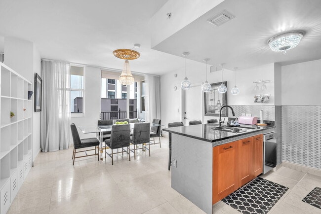 4100 Salzedo St, Unit 519 in Coral Gables, FL - Foto de edificio - Building Photo