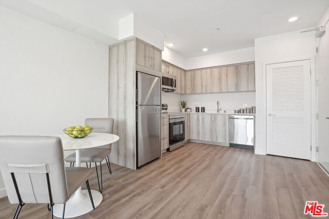 218 N Alvarado St in Los Angeles, CA - Building Photo