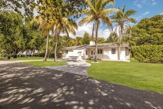 11801 NE 11th Ave in Biscayne Park, FL - Building Photo - Building Photo