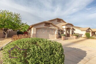 2042 E Smoke Tree Rd in Gilbert, AZ - Building Photo - Building Photo