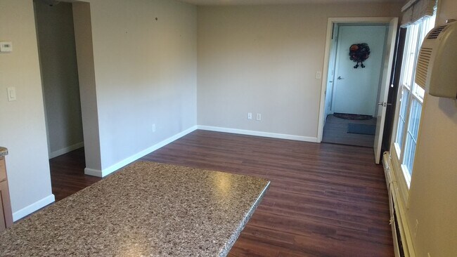 1027 Riverside Dr, Unit B in Waupaca, WI - Foto de edificio - Building Photo