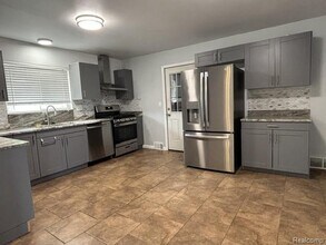 11853 Plumbrook Rd in Sterling Heights, MI - Building Photo - Building Photo