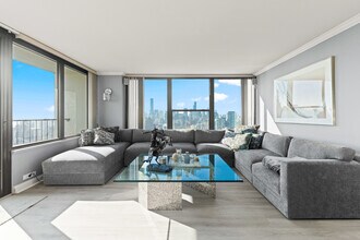 1560 N Sandburg Terrace in Chicago, IL - Foto de edificio - Building Photo