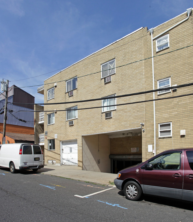 7009 Cottage Ave in North Bergen, NJ - Building Photo - Building Photo