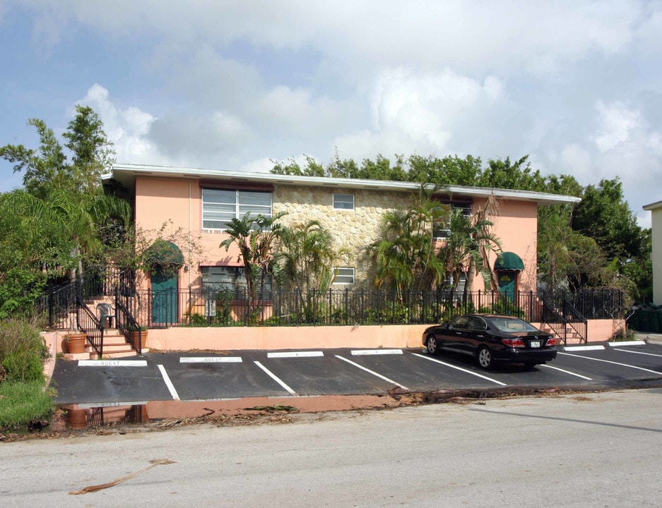 Tropical Villas in Fort Lauderdale, FL - Building Photo