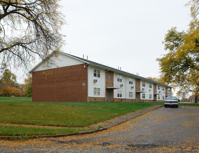 Esa Park Apartments in Youngstown, OH - Building Photo - Building Photo