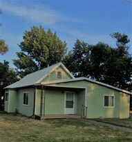 912 N 1st St in Union, OR - Building Photo