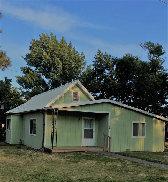 property at 912 N 1st St