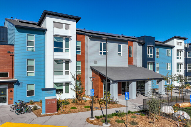 Monroe St. Apartments in Santa Clara, CA - Foto de edificio - Building Photo