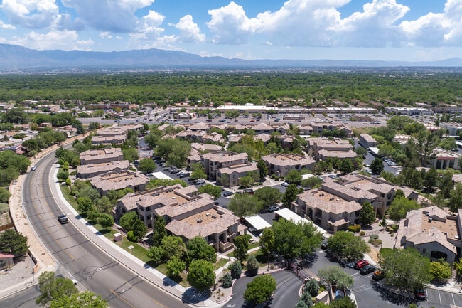 Las Mananitas Apartments in Albuquerque, NM - Building Photo - Building Photo